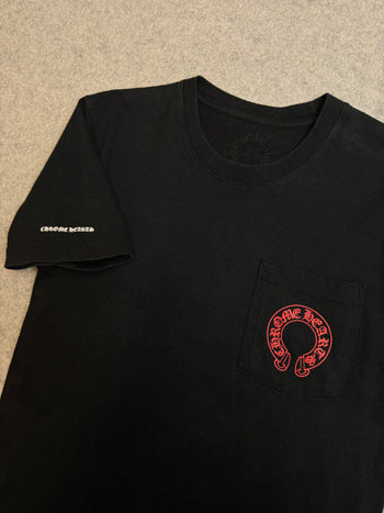 Chrome Hearts Red Horseshoe Cemetery Cross Pocket Tee Black
