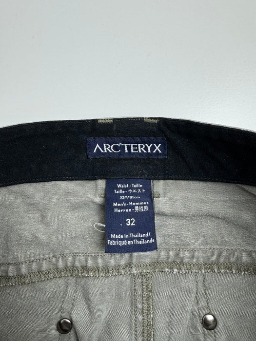 Vintage Arc'teryx Canvas Shorts Taupe | Vitnage Clothing Store Canada