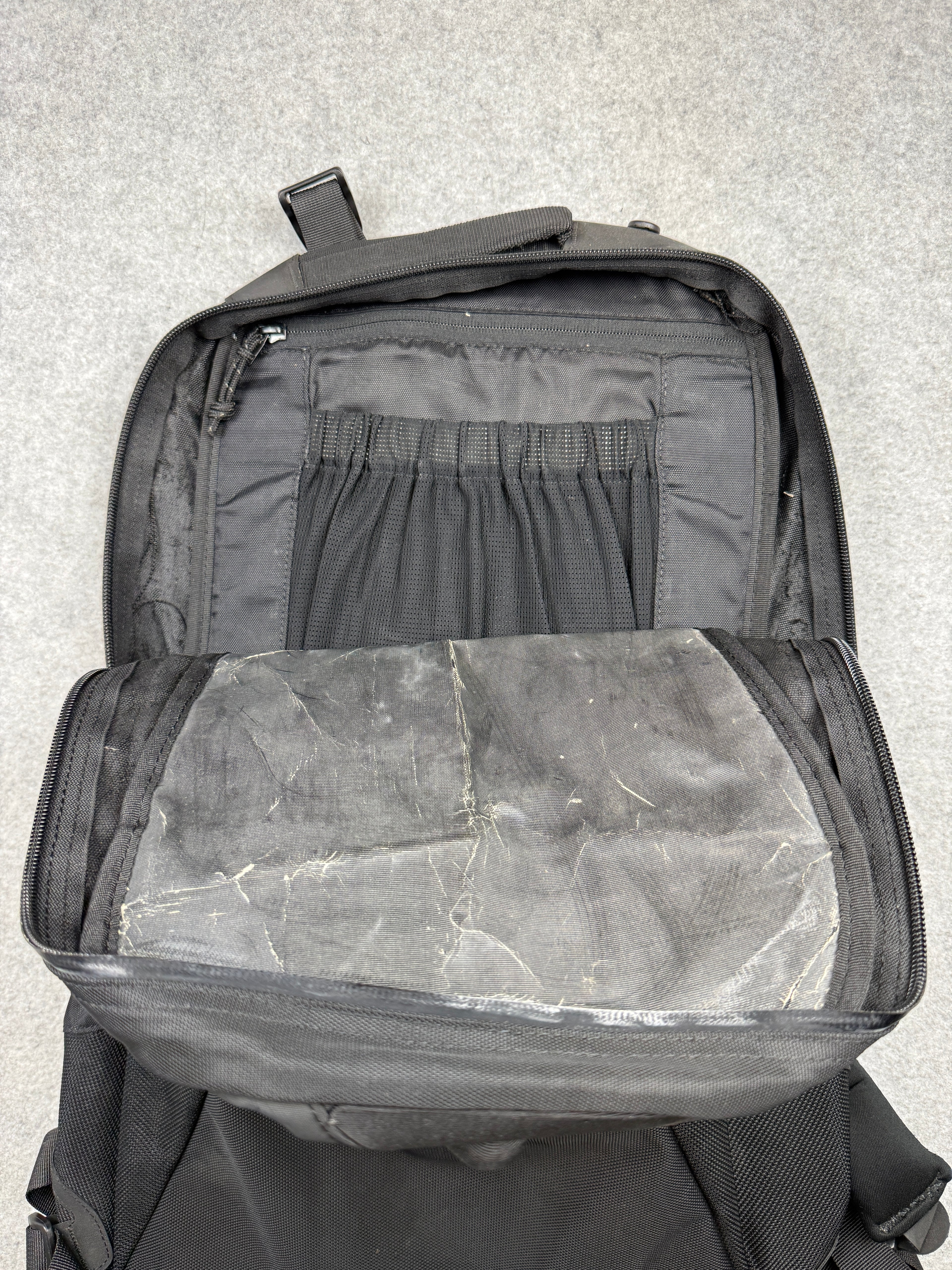 Arc'teryx Arro 22 Backpack Black/Magenta