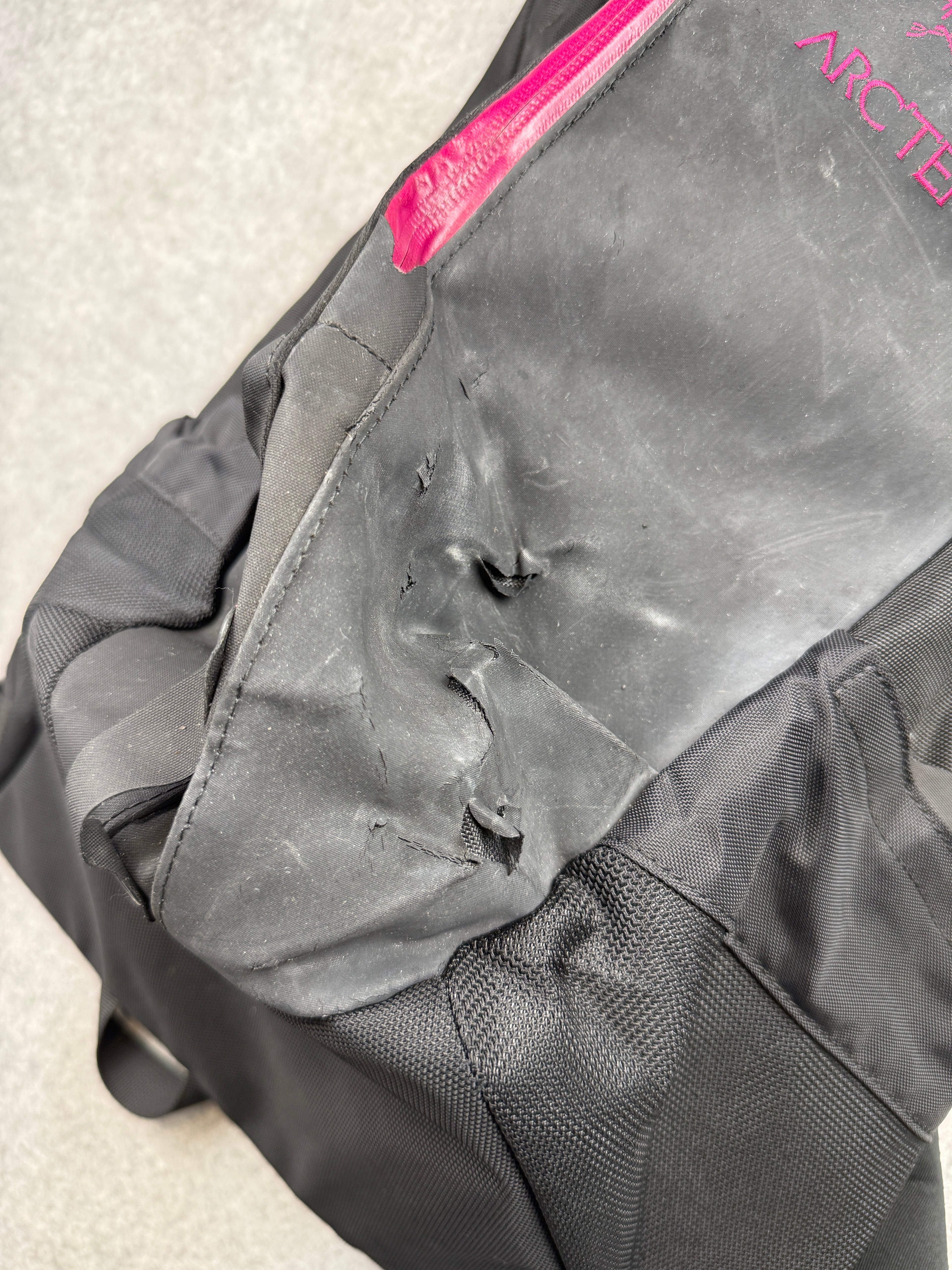 Arc'teryx Arro 22 Backpack Black/Magenta