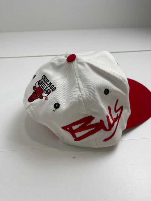 Vintage Logo 7 Chicago Bulls Snapback Hat White/Red | Vintage Clothing Store Canada