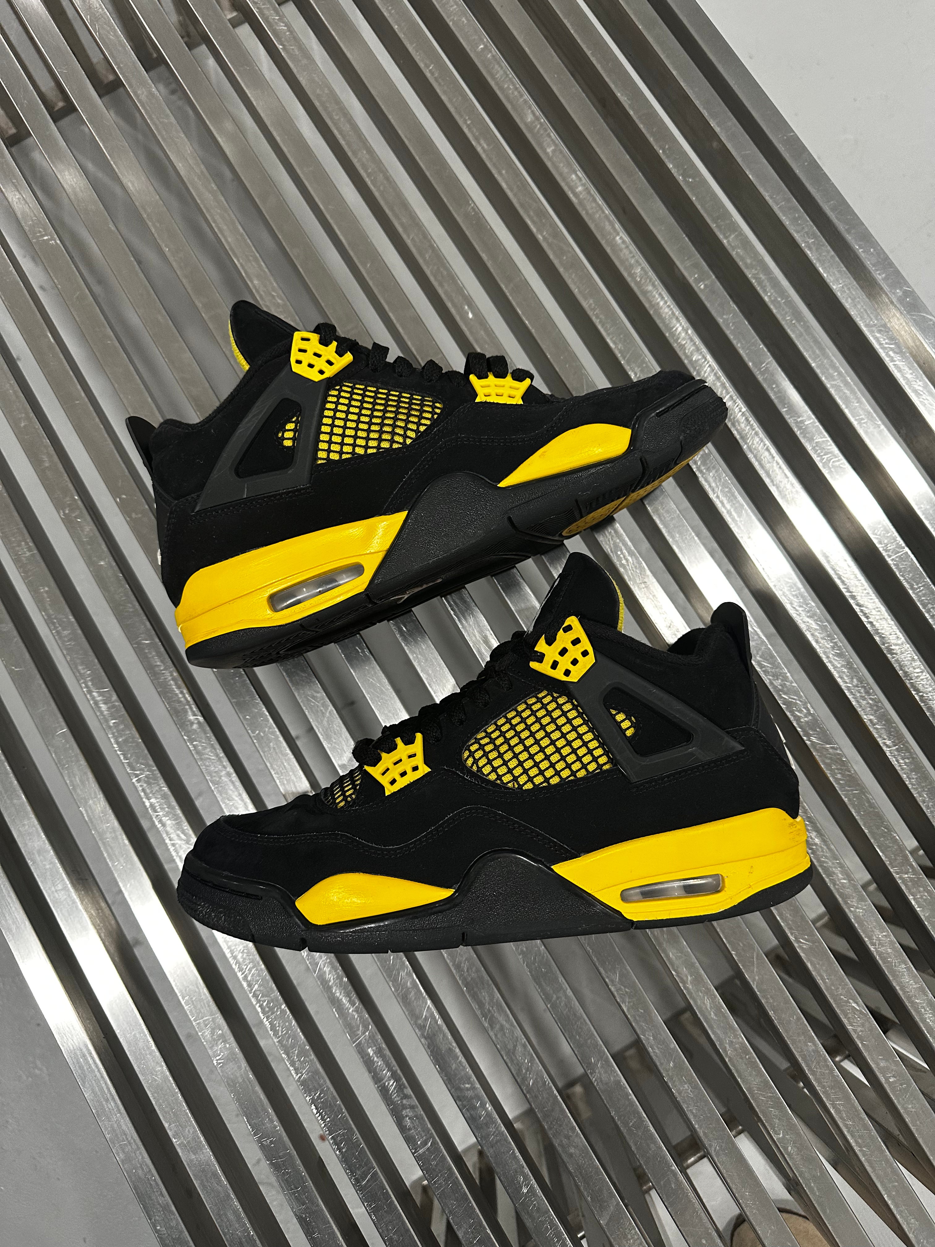 Air Jordan 4 Retro Thunder 2023 (USED NO BOX)