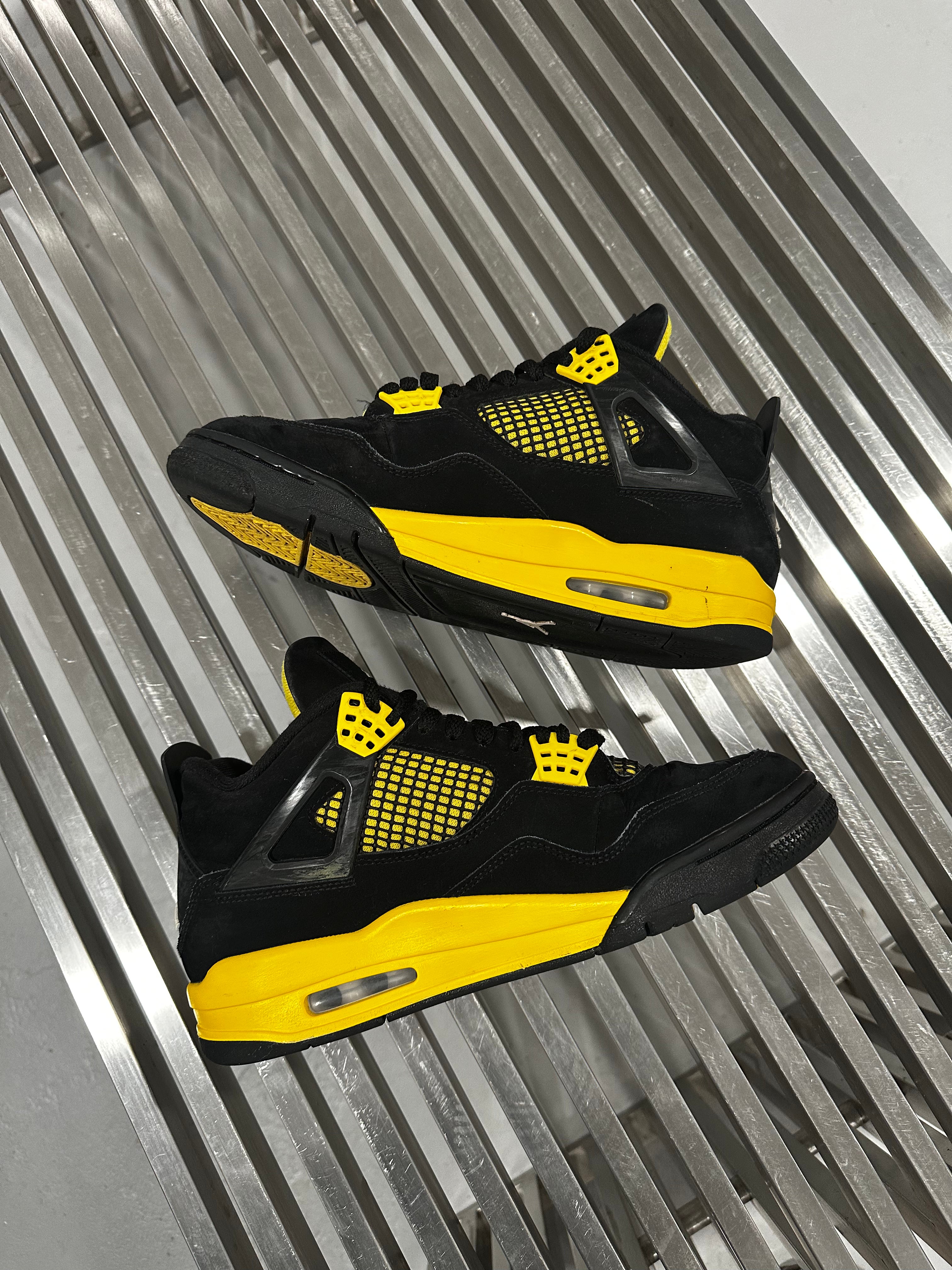 Air Jordan 4 Retro Thunder 2023 (USED NO BOX)