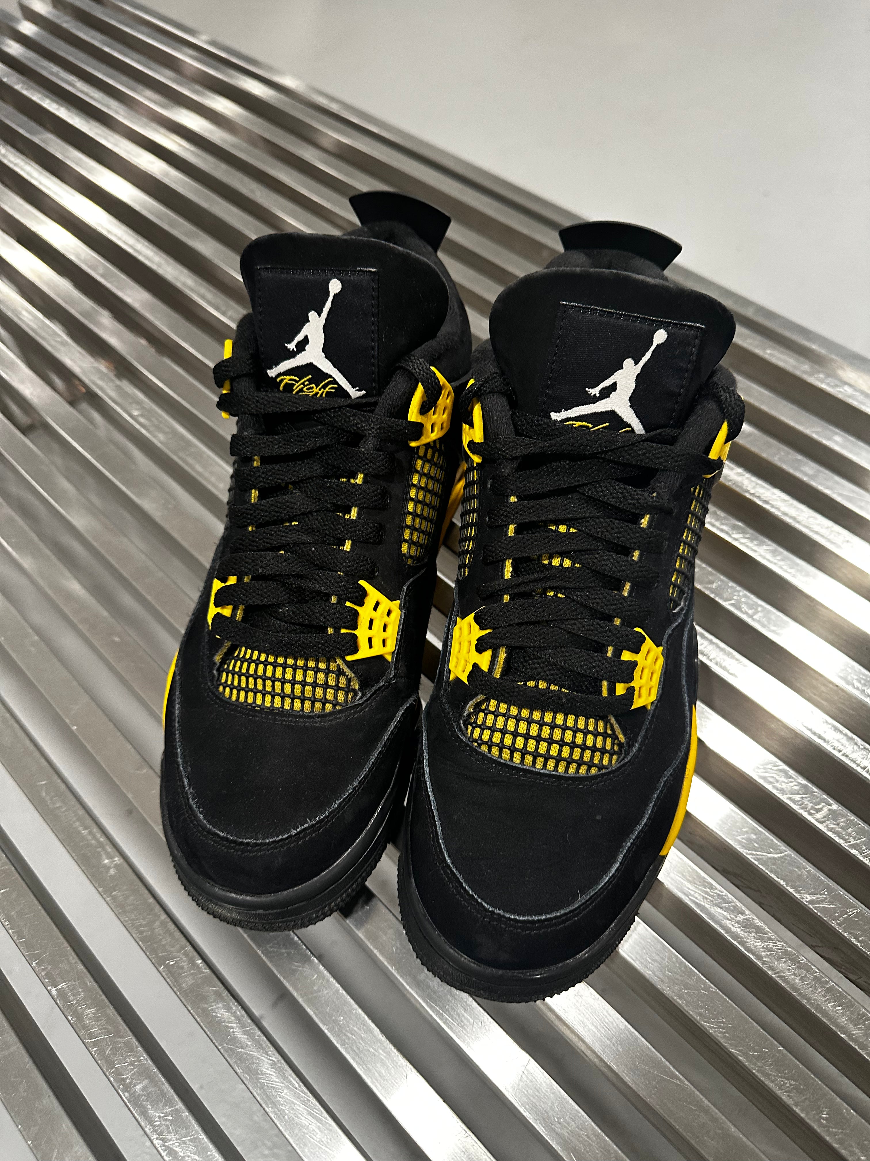 Air Jordan 4 Retro Thunder 2023 (USED NO BOX)