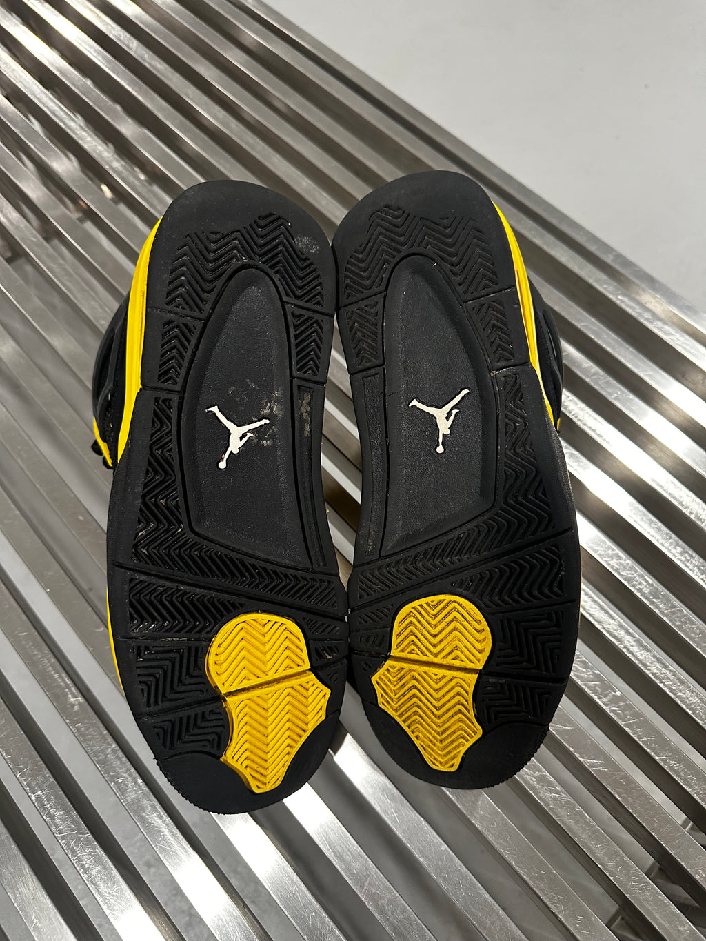 Air Jordan 4 Retro Thunder 2023 (USED NO BOX)